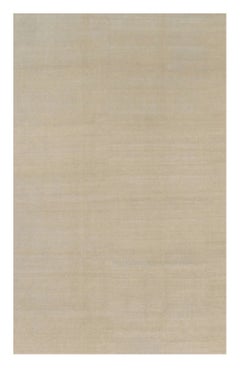 Alfombra contemporánea sobredimensionada de textura sólida en tonos beige de Rug & Kilim