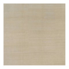 Alfombra contemporánea sobredimensionada de textura sólida en tonos beige de Rug & Kilim