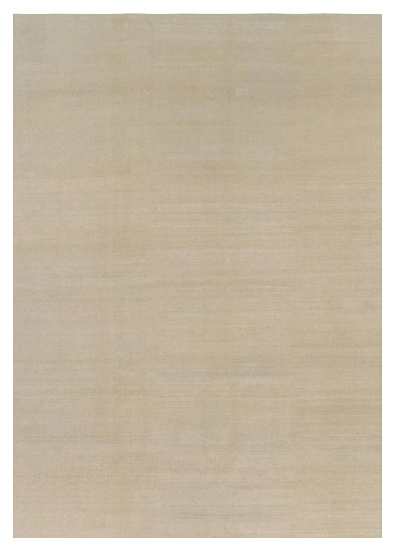 Rug 
Kilim è un tappeto a tinta unita oversize in stile contemporaneo nei toni del beige.