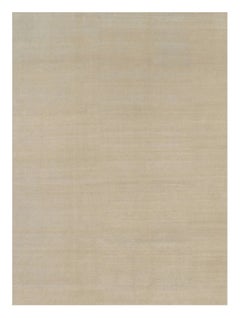 Alfombra contemporánea sobredimensionada de textura sólida en tonos beige de Rug & Kilim