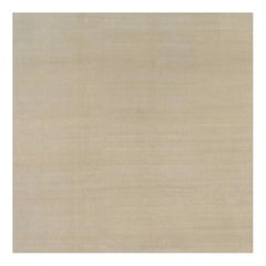 Alfombra contemporánea sobredimensionada de textura sólida en tonos beige de Rug & Kilim