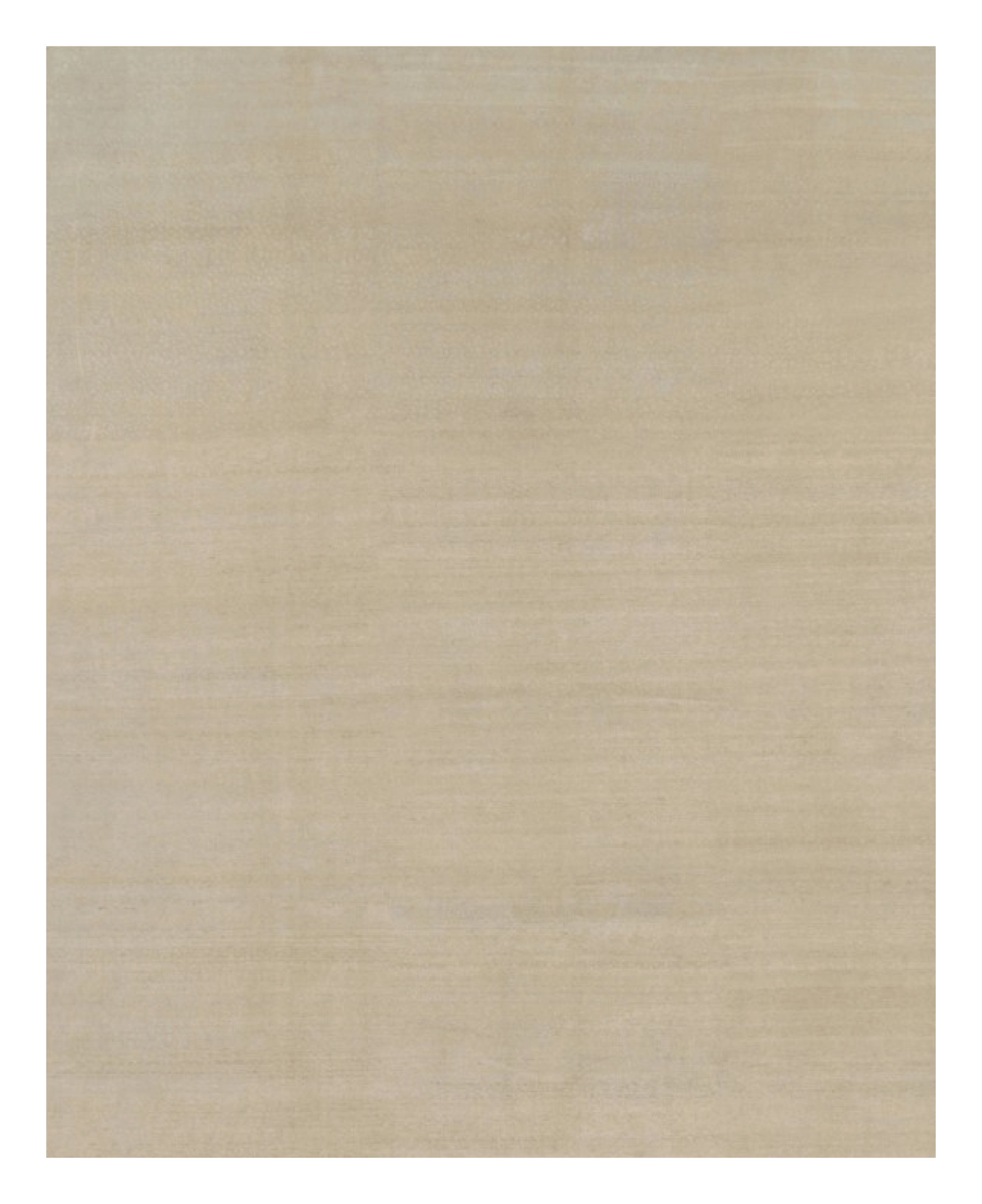 Alfombra contemporánea sobredimensionada de textura sólida en tonos beige de Rug & Kilim