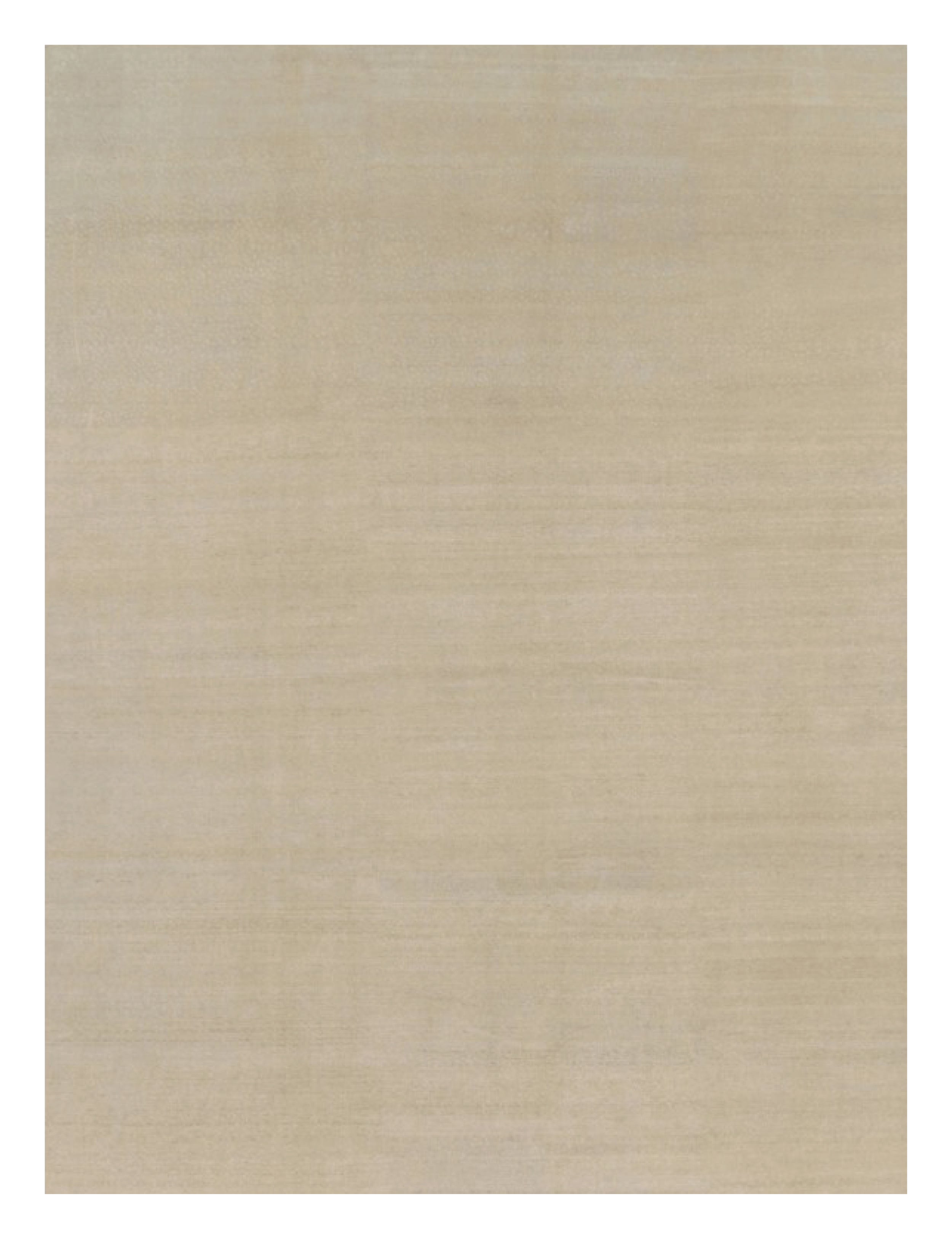 Alfombra contemporánea sobredimensionada de textura sólida en tonos beige de Rug & Kilim