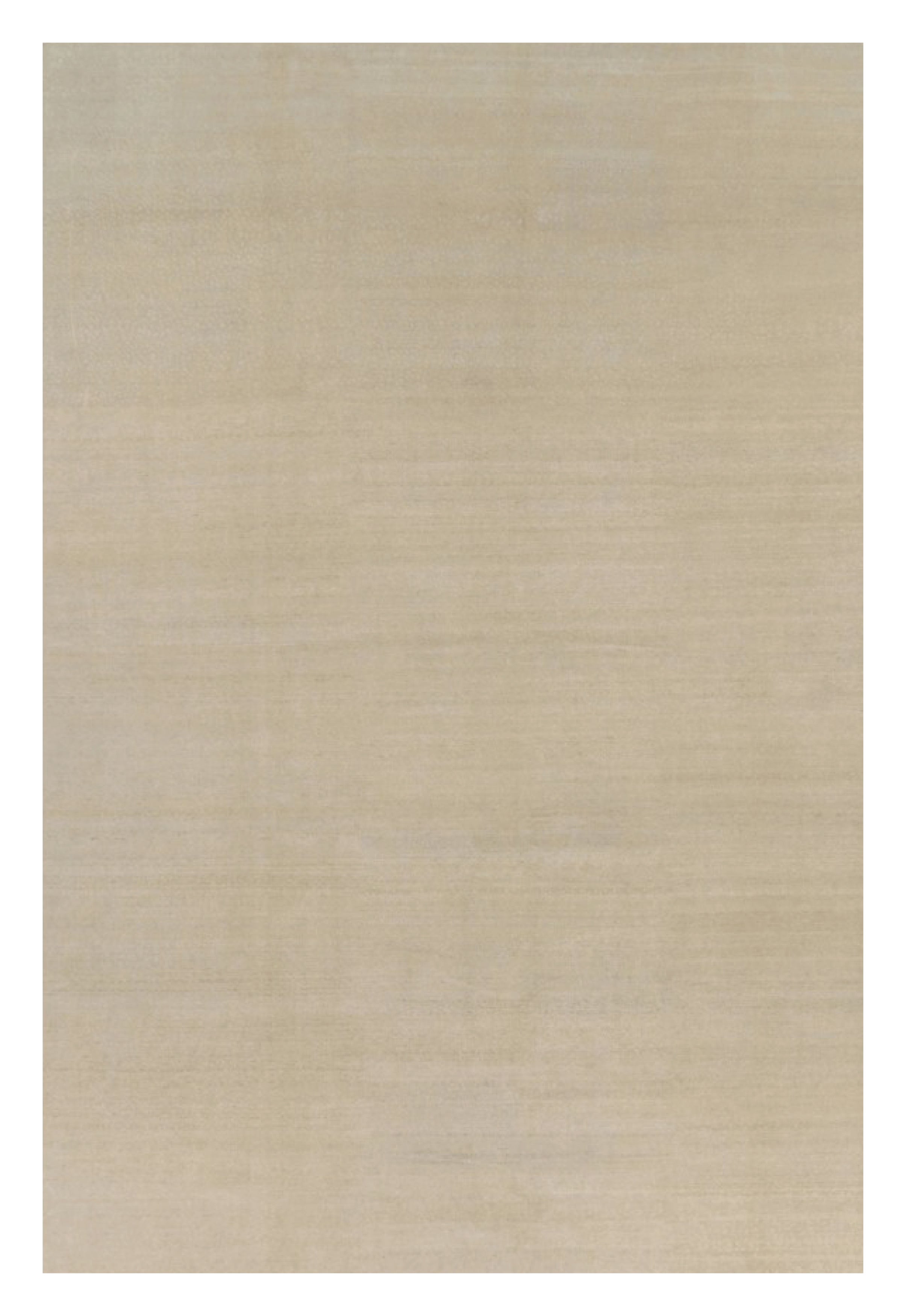 Alfombra contemporánea sobredimensionada de textura sólida en tonos beige de Rug & Kilim