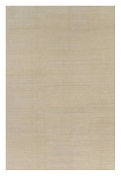 Alfombra contemporánea sobredimensionada de textura sólida en tonos beige de Rug & Kilim