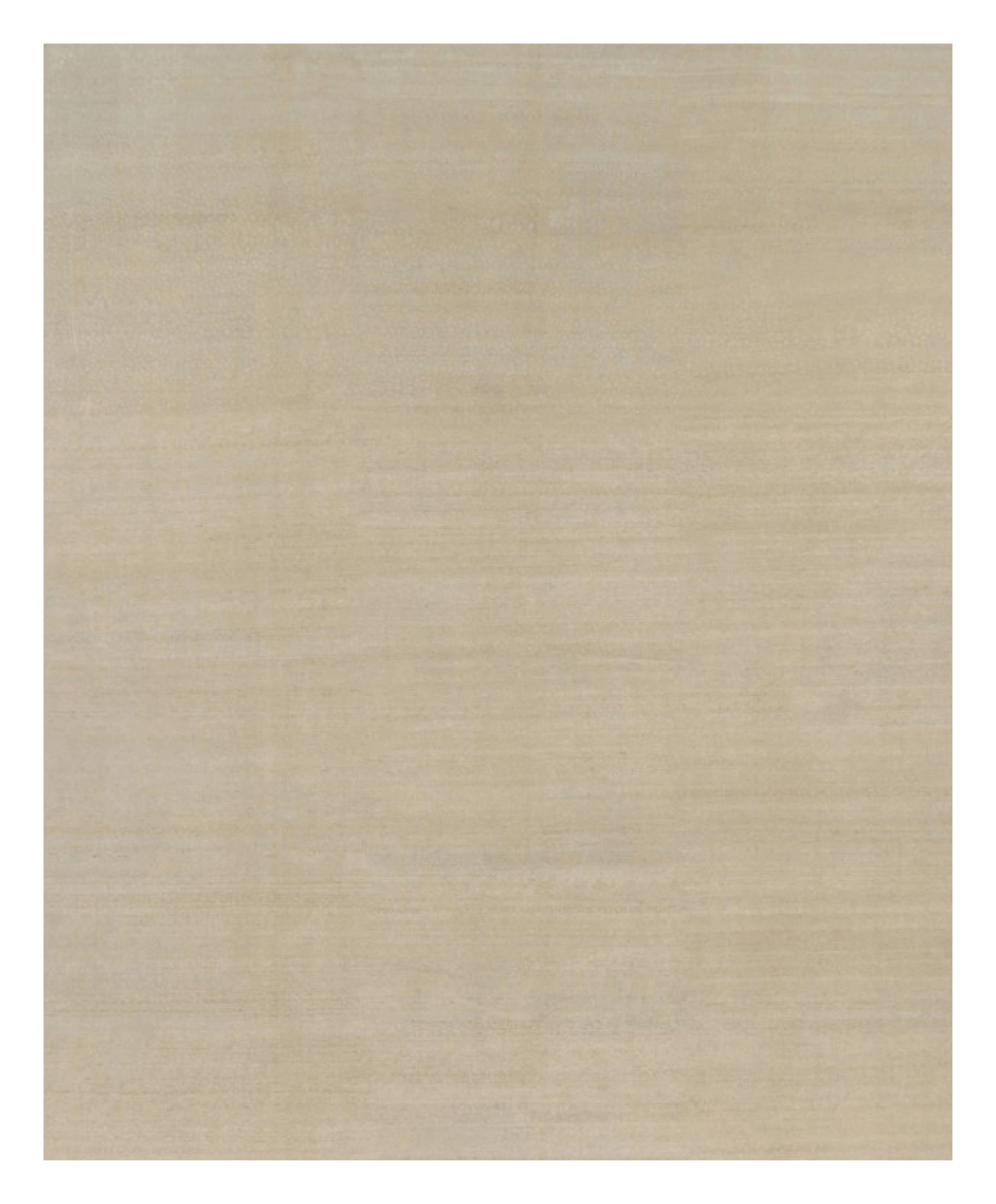Alfombra contemporánea sobredimensionada de textura sólida en tonos beige de Rug & Kilim