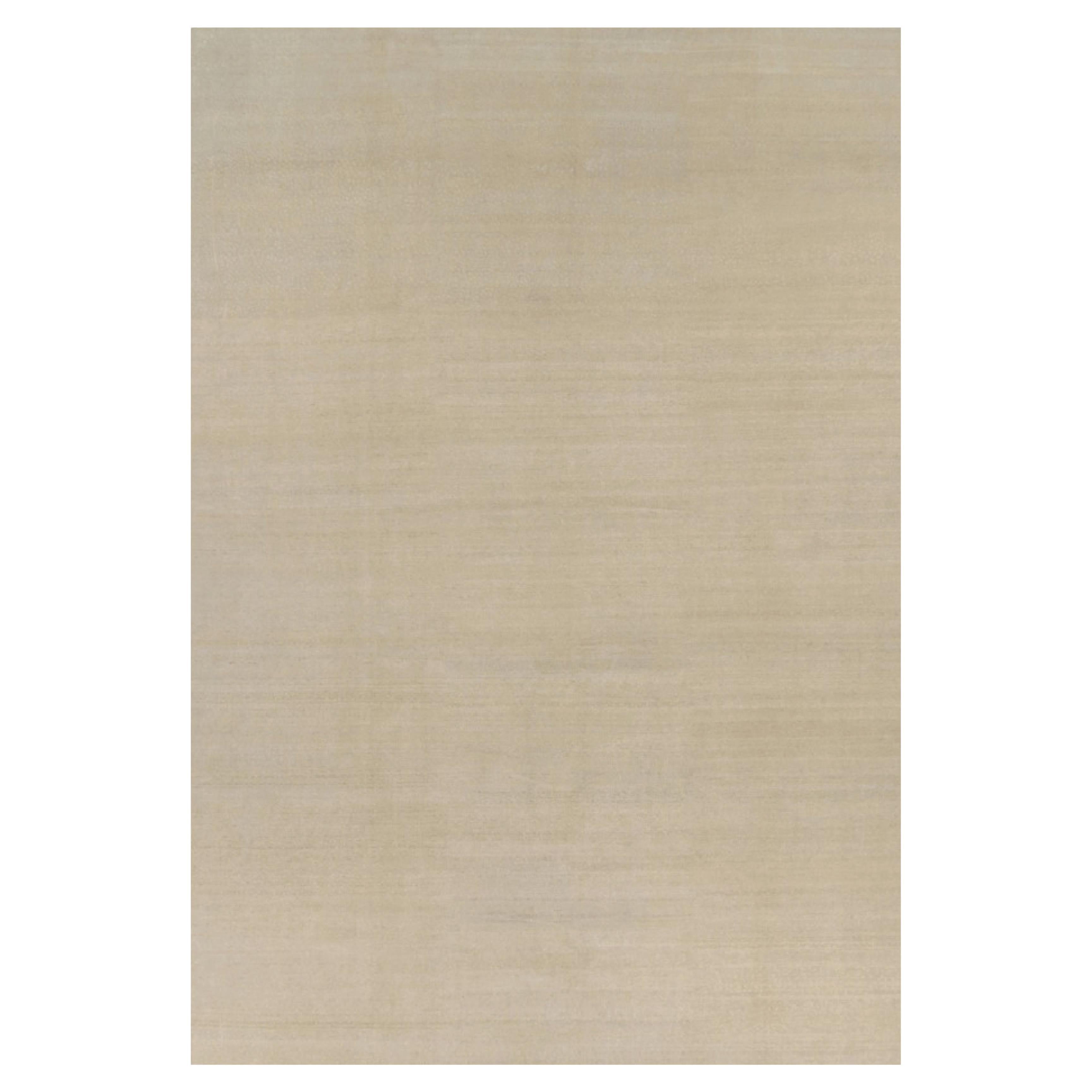 Alfombra contemporánea sobredimensionada de textura sólida en tonos beige de Rug & Kilim en venta