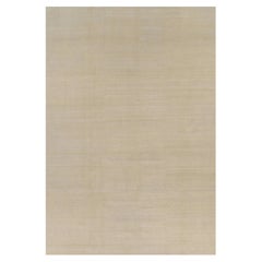 Alfombra contemporánea sobredimensionada de textura sólida en tonos beige de Rug & Kilim