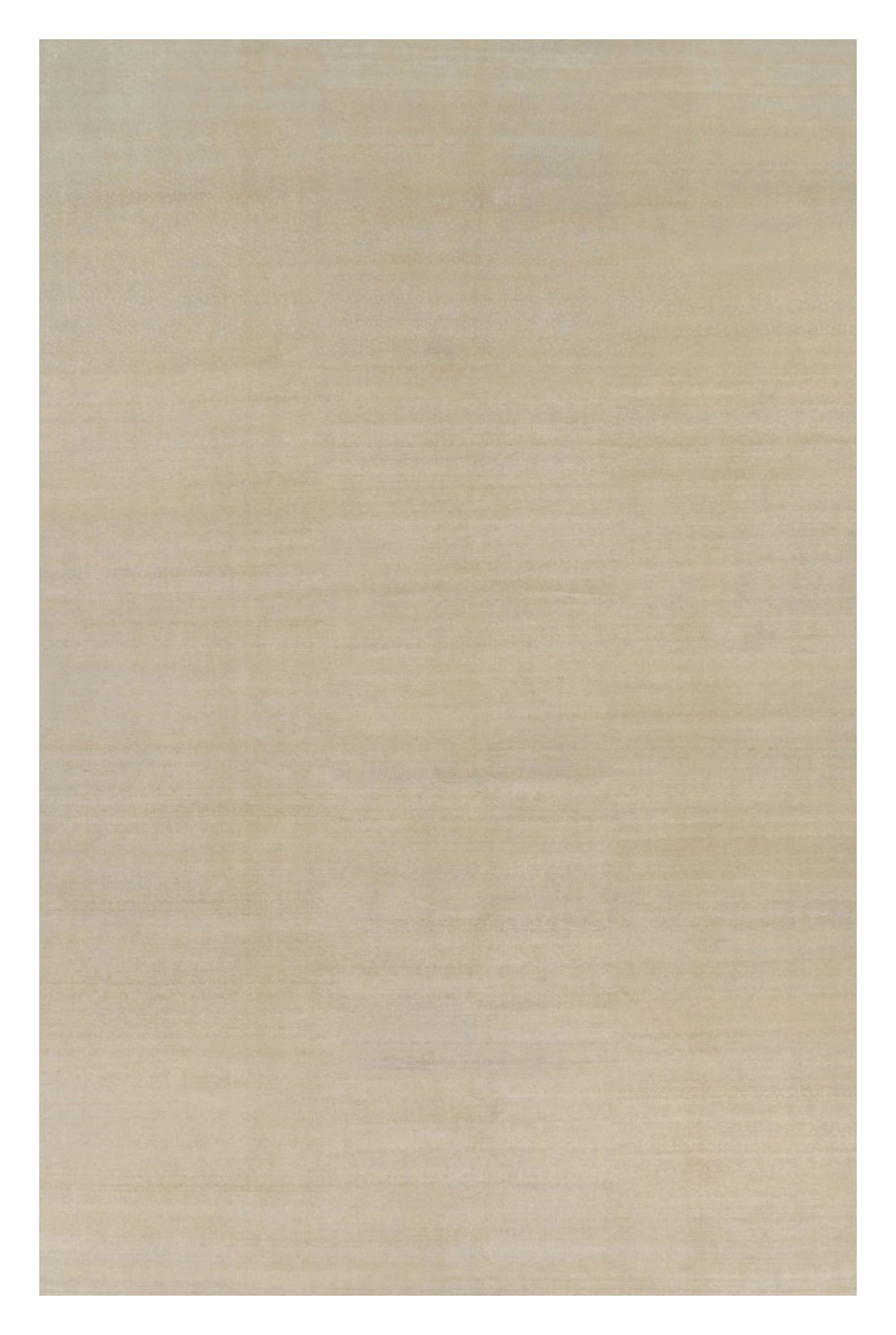 Alfombra contemporánea sobredimensionada de textura sólida en tonos beige de Rug & Kilim