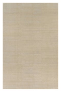 Alfombra contemporánea sobredimensionada de textura sólida en tonos beige de Rug & Kilim