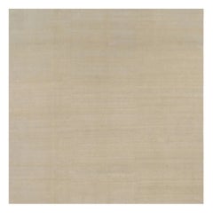 Alfombra contemporánea sobredimensionada de textura sólida en tonos beige de Rug & Kilim