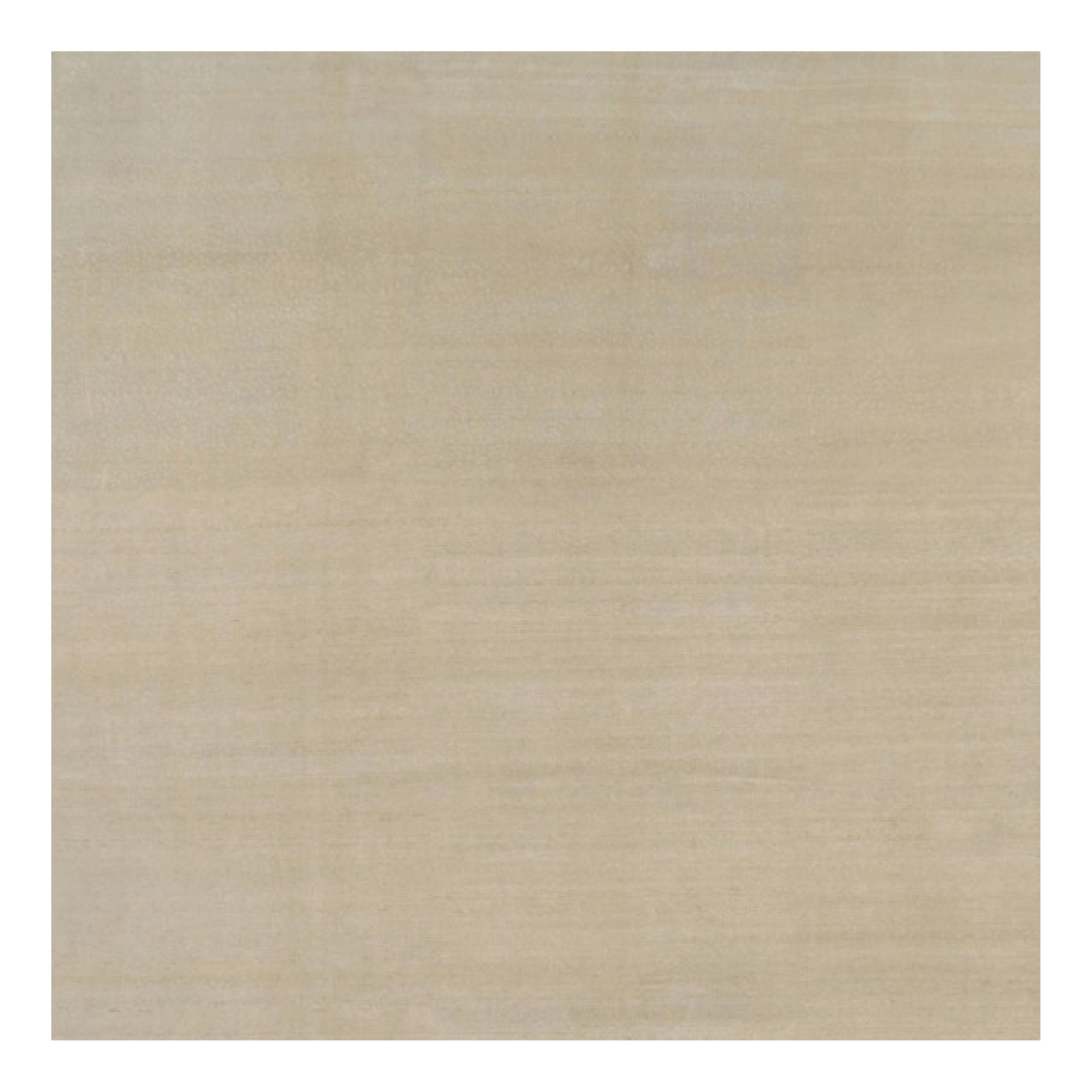 Rug 
Kilim è un tappeto a tinta unita oversize in stile contemporaneo nei toni del beige.