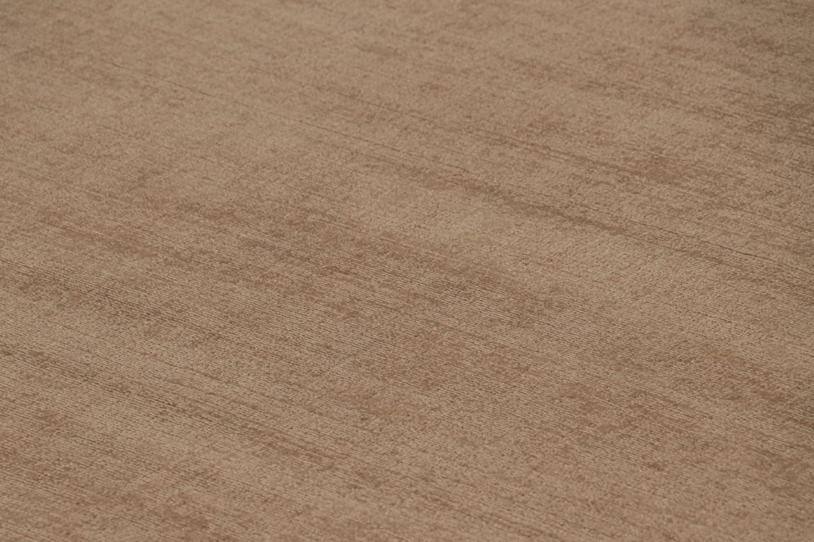 Dieser zeitgenössische Teppich im Format 13x15 ist die neueste Ergänzung der Rug & Kilim Textural Collection, die mit ihren subtilen Schlieren eine originelle Interpretation von soliden Teppichen bietet. 

Über das Design: 

Unsere