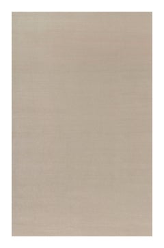 Rug & Kilim è un tappeto solido contemporaneo oversize dai toni crema e bianchi.