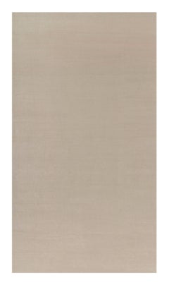 Rug & Kilim è un tappeto solido contemporaneo oversize dai toni crema e bianchi.