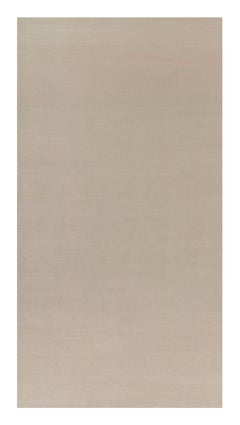 Rug & Kilim è un tappeto solido contemporaneo oversize dai toni crema e bianchi.