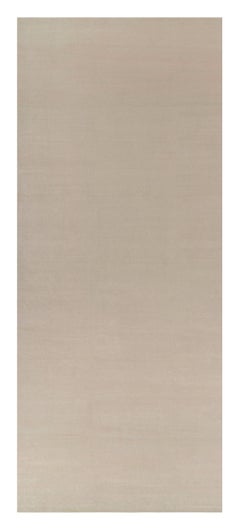 Rug & Kilim è un tappeto solido contemporaneo oversize dai toni crema e bianchi.