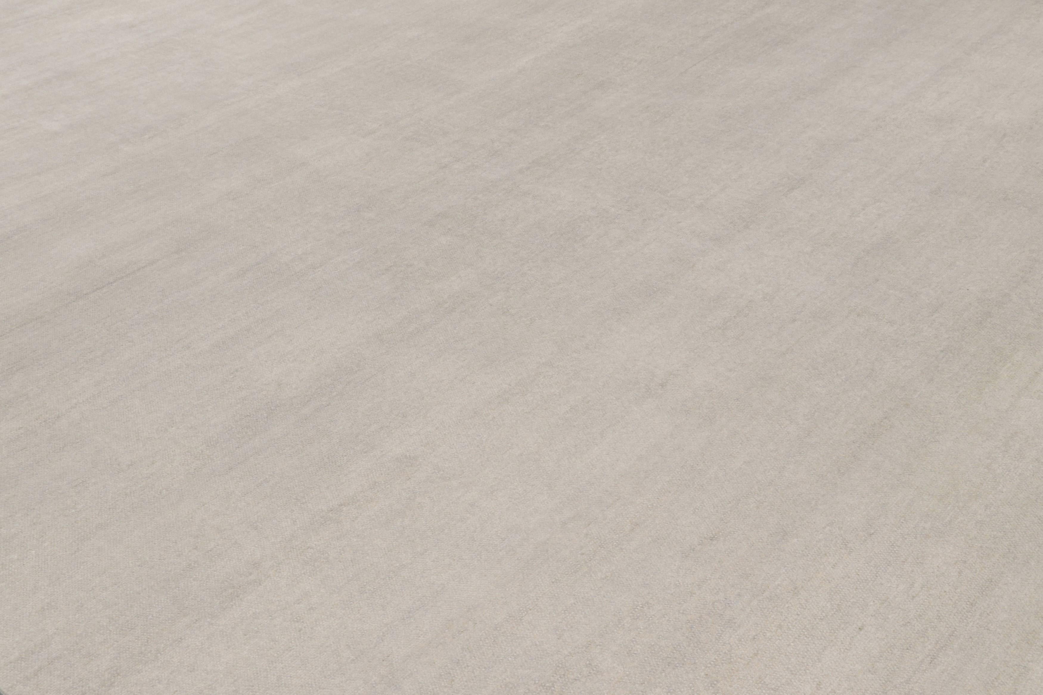 Dieser handgeknüpfte Seidenteppich im Format 14x22 ist die neueste Ergänzung der Rug & Kilim Textural Collection, die mit ihren subtilen Schlieren eine originelle Interpretation von festen Teppichen bietet.

Über das Design: 

Unsere texturierte