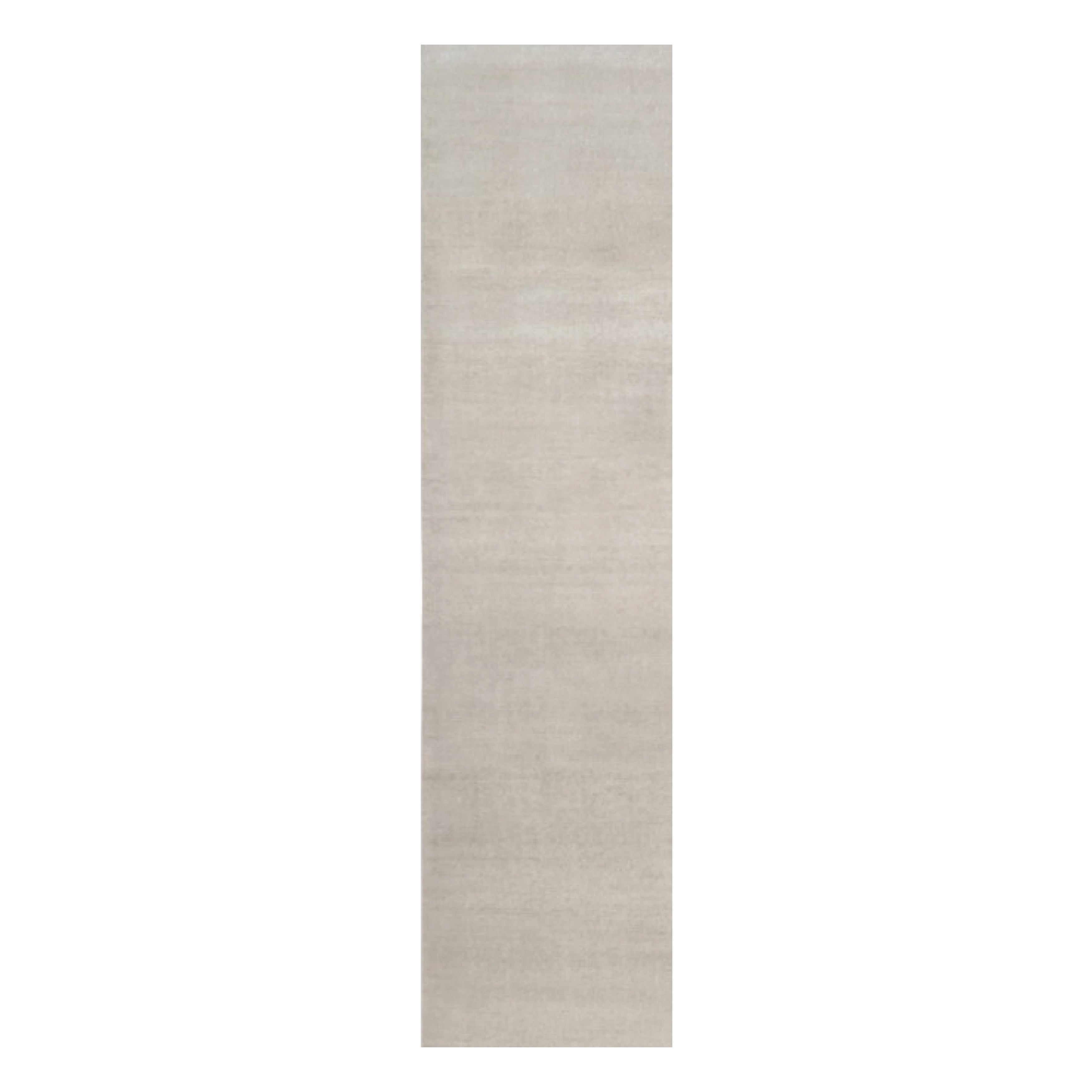 Rug & Kilim è un tappeto solido contemporaneo oversize dai toni avorio.