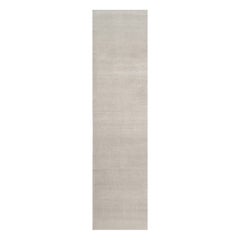 Rug & Kilim è un tappeto solido contemporaneo oversize dai toni avorio.