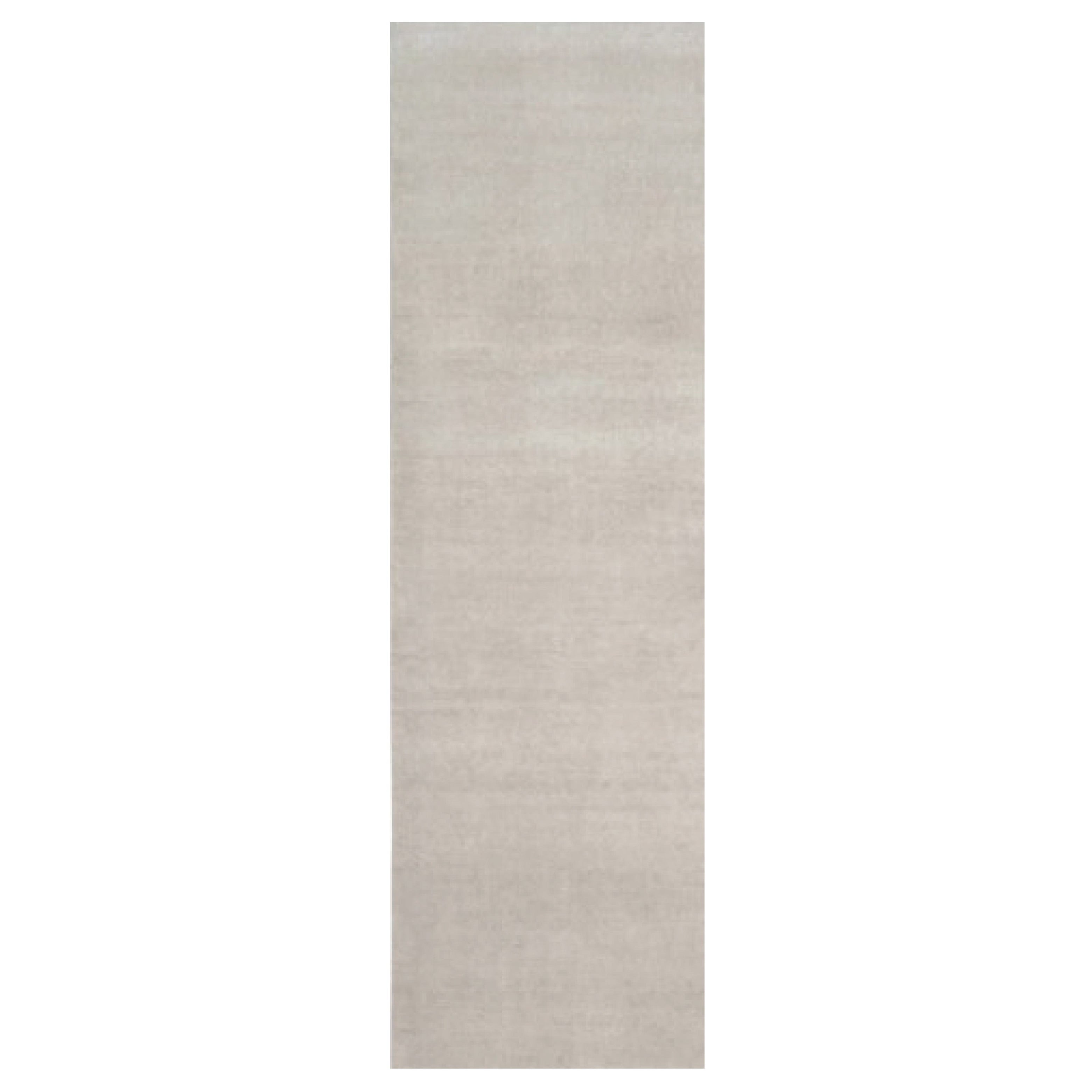 Rug & Kilim è un tappeto solido contemporaneo oversize dai toni avorio. in vendita