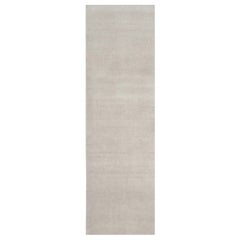 Rug & Kilim è un tappeto solido contemporaneo oversize dai toni avorio.