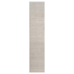 Rug & Kilim è un tappeto solido contemporaneo oversize dai toni avorio.