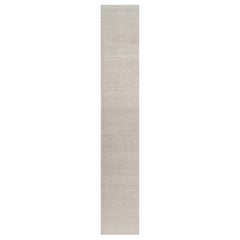 Rug & Kilim è un tappeto solido contemporaneo oversize dai toni avorio.
