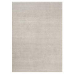 Rug & Kilim è un tappeto solido contemporaneo oversize dai toni avorio.