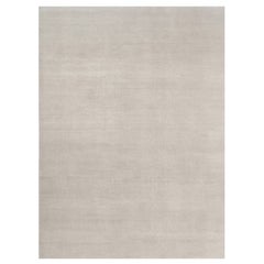 Rug & Kilim è un tappeto solido contemporaneo oversize dai toni avorio.