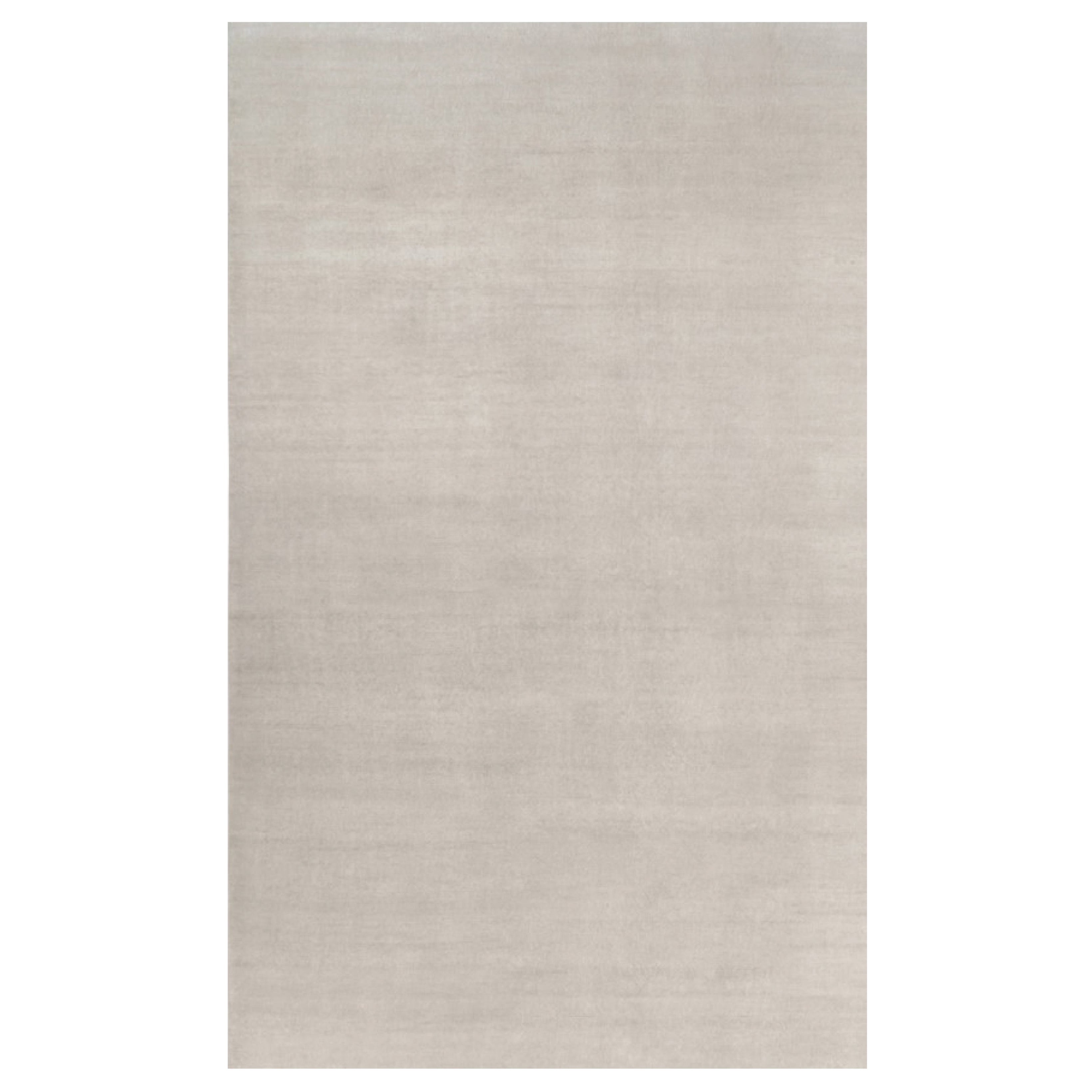 Rug & Kilim è un tappeto solido contemporaneo oversize dai toni avorio. in vendita