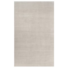 Rug & Kilim è un tappeto solido contemporaneo oversize dai toni avorio.
