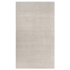 Rug & Kilim è un tappeto solido contemporaneo oversize dai toni avorio.