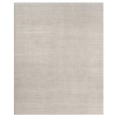 Rug & Kilim è un tappeto solido contemporaneo oversize dai toni avorio.