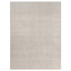 Rug & Kilim è un tappeto solido contemporaneo oversize dai toni avorio.