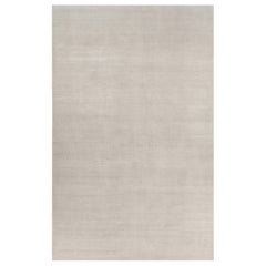 Rug & Kilim è un tappeto solido contemporaneo oversize dai toni avorio.