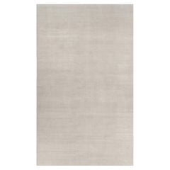 Rug & Kilim è un tappeto solido contemporaneo oversize dai toni avorio.