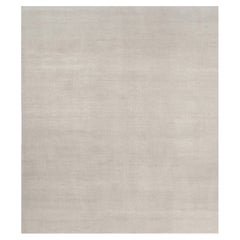 Rug & Kilim è un tappeto solido contemporaneo oversize dai toni avorio.