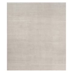 Rug & Kilim è un tappeto solido contemporaneo oversize dai toni avorio.