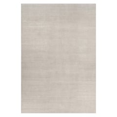 Rug & Kilim è un tappeto solido contemporaneo oversize dai toni avorio.