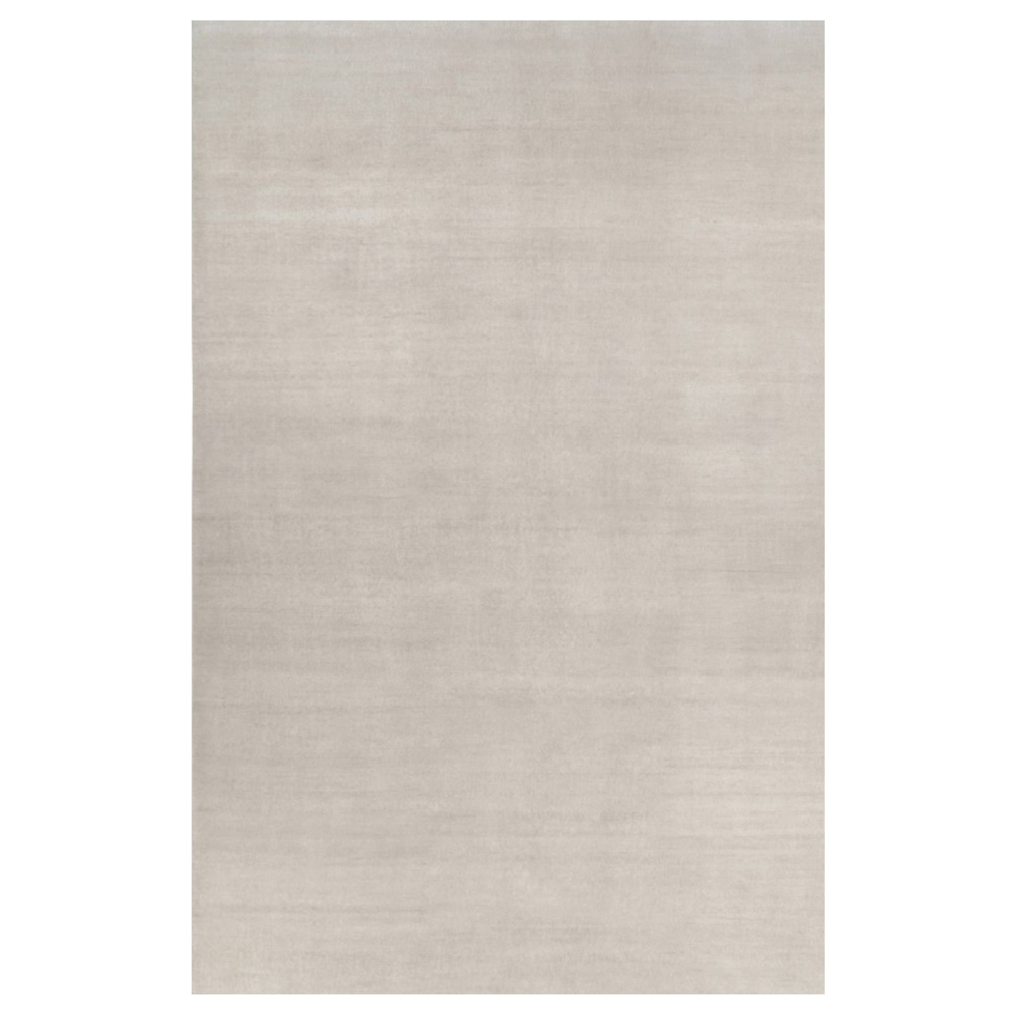 Alfombra sólida de textura contemporánea sobredimensionada en tonos marfil de Rug & Kilim