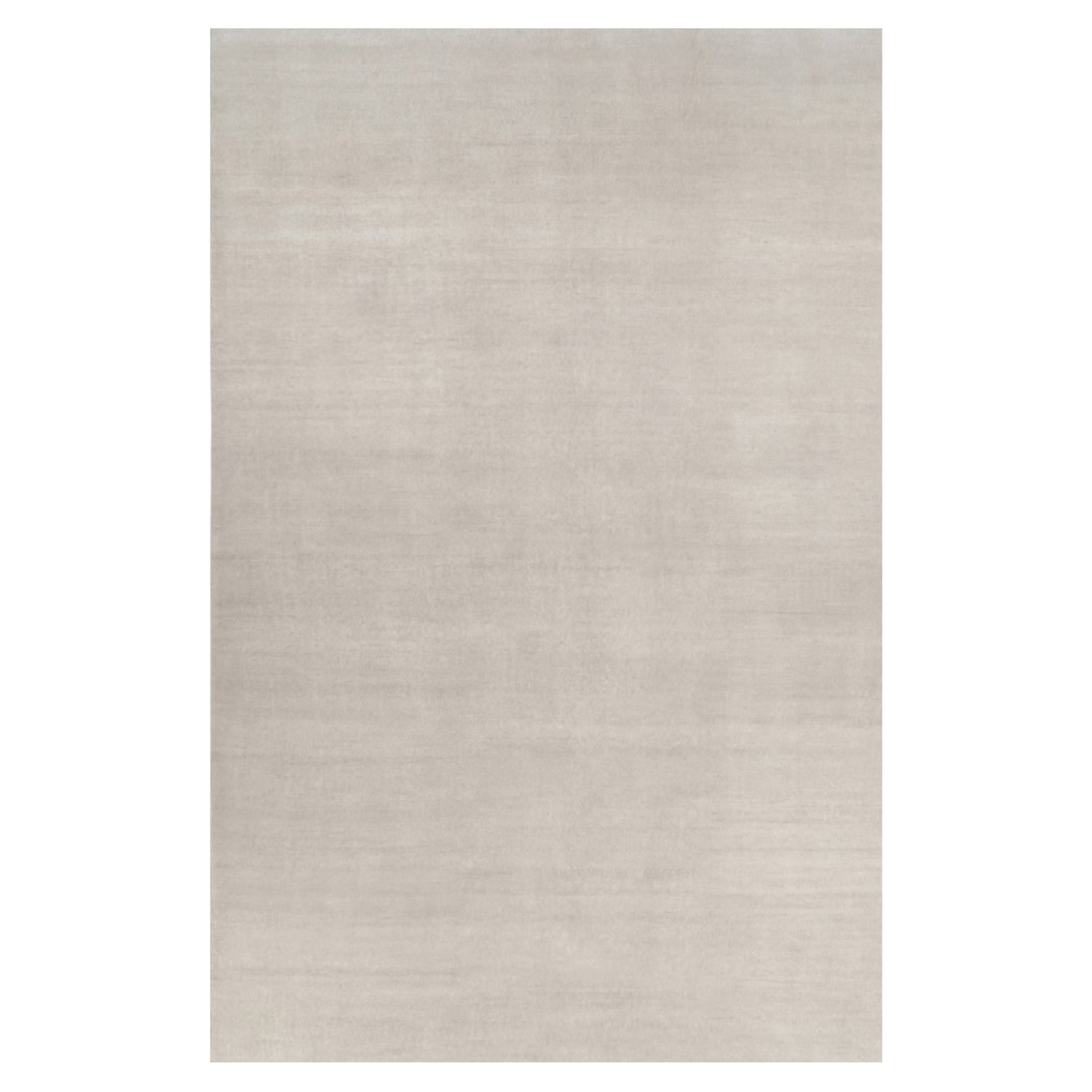 Alfombra sólida de textura contemporánea sobredimensionada en tonos marfil de Rug & Kilim