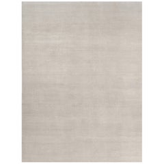 Rug 
Kilim è un tappeto solido contemporaneo oversize dai toni avorio.