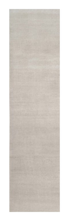 Alfombra sólida de textura contemporánea sobredimensionada en tonos marfil de Rug & Kilim