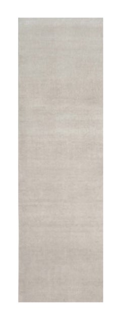 Alfombra sólida de textura contemporánea sobredimensionada en tonos marfil de Rug & Kilim