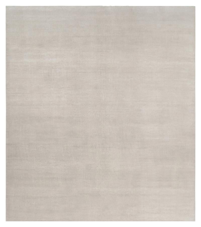 Rug
Kilim è un tappeto solido contemporaneo oversize dai toni avorio.