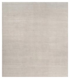 Rug
Kilim è un tappeto solido contemporaneo oversize dai toni avorio.