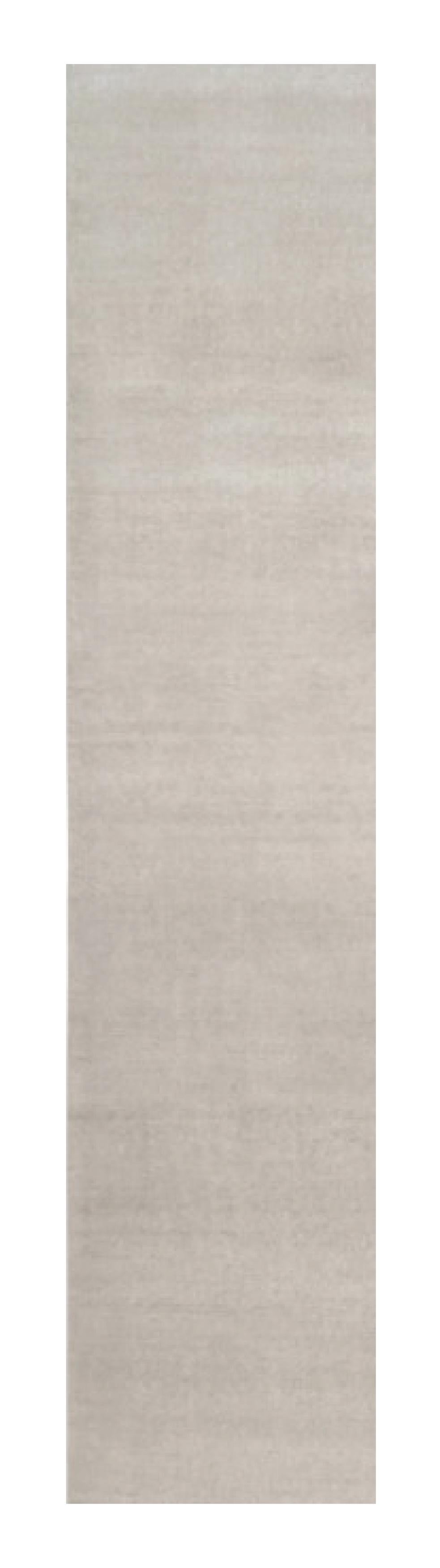 Alfombra sólida de textura contemporánea sobredimensionada en tonos marfil de Rug & Kilim