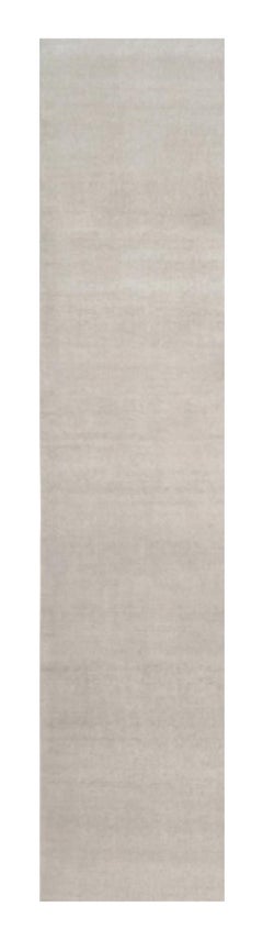 Alfombra sólida de textura contemporánea sobredimensionada en tonos marfil de Rug & Kilim