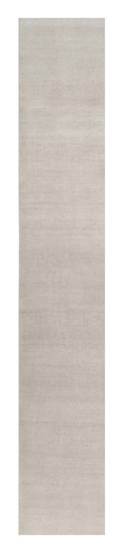Alfombra sólida de textura contemporánea sobredimensionada en tonos marfil de Rug & Kilim